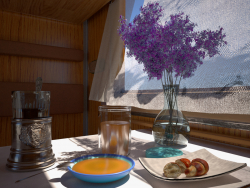 Dans le compartiment (petit-déjeuner léger ... ou dîner)