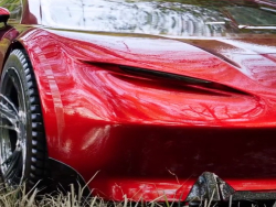 Coche bajo la lluvia