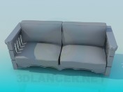 Sofa mit hölzernen Armlehnen