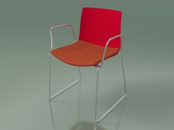 Silla 0452 (en un tobogán con reposabrazos, con una almohada en el asiento, polipropileno PO00104)